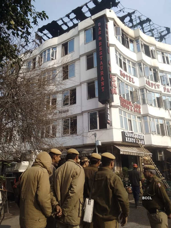 17 killed in massive fire at Delhi hotel