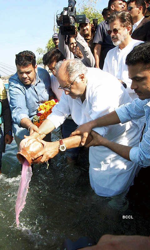 Sridevi's 3rd Death Anniversary: Boney Kapoor & daughters Janhvi Kapoor and Khushi Kapoor perform puja