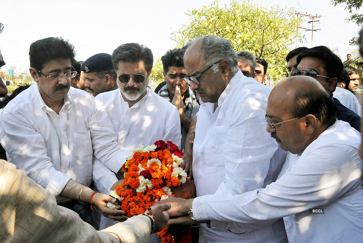 Sridevi's 3rd Death Anniversary: Boney Kapoor & daughters Janhvi Kapoor and Khushi Kapoor perform puja