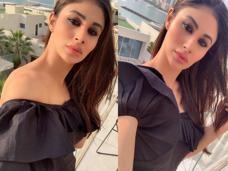 ​Mouni Roy's stunning sunkissed selfies will take your breath away