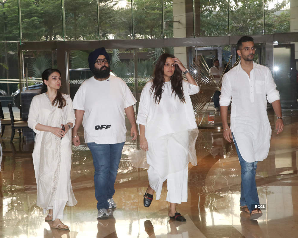 Kareena Kapoor, Ileana D'Cruz, Shweta Bachchan and others attend Vikram Phadnis' mother's prayer meet