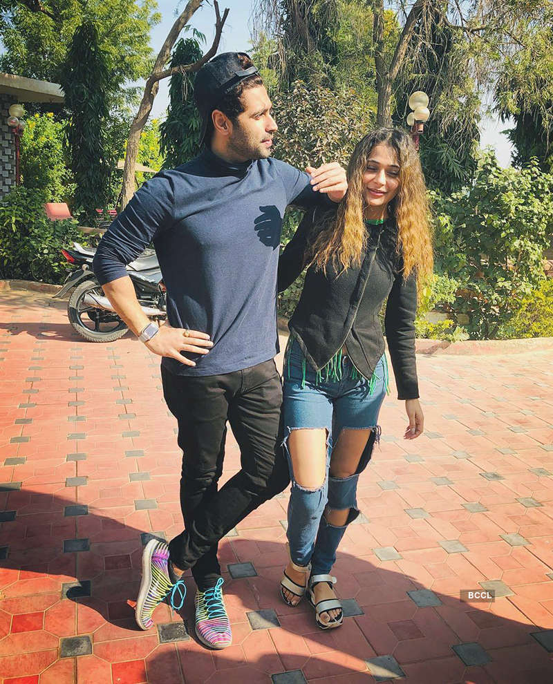 These cosy pool pictures of Sara Khan and Ankit Gera go viral