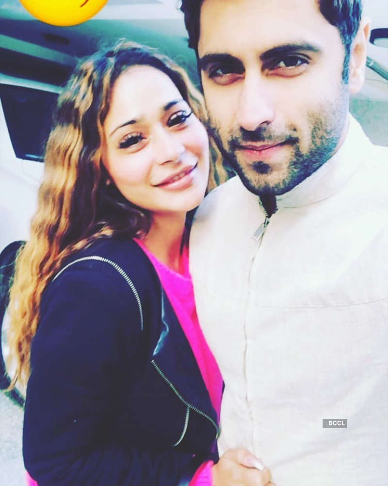 These cosy pool pictures of Sara Khan and Ankit Gera go viral