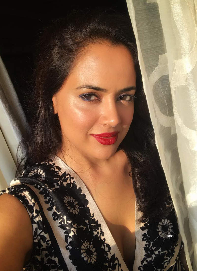 Sameera Reddy shares the first photo of her baby girl