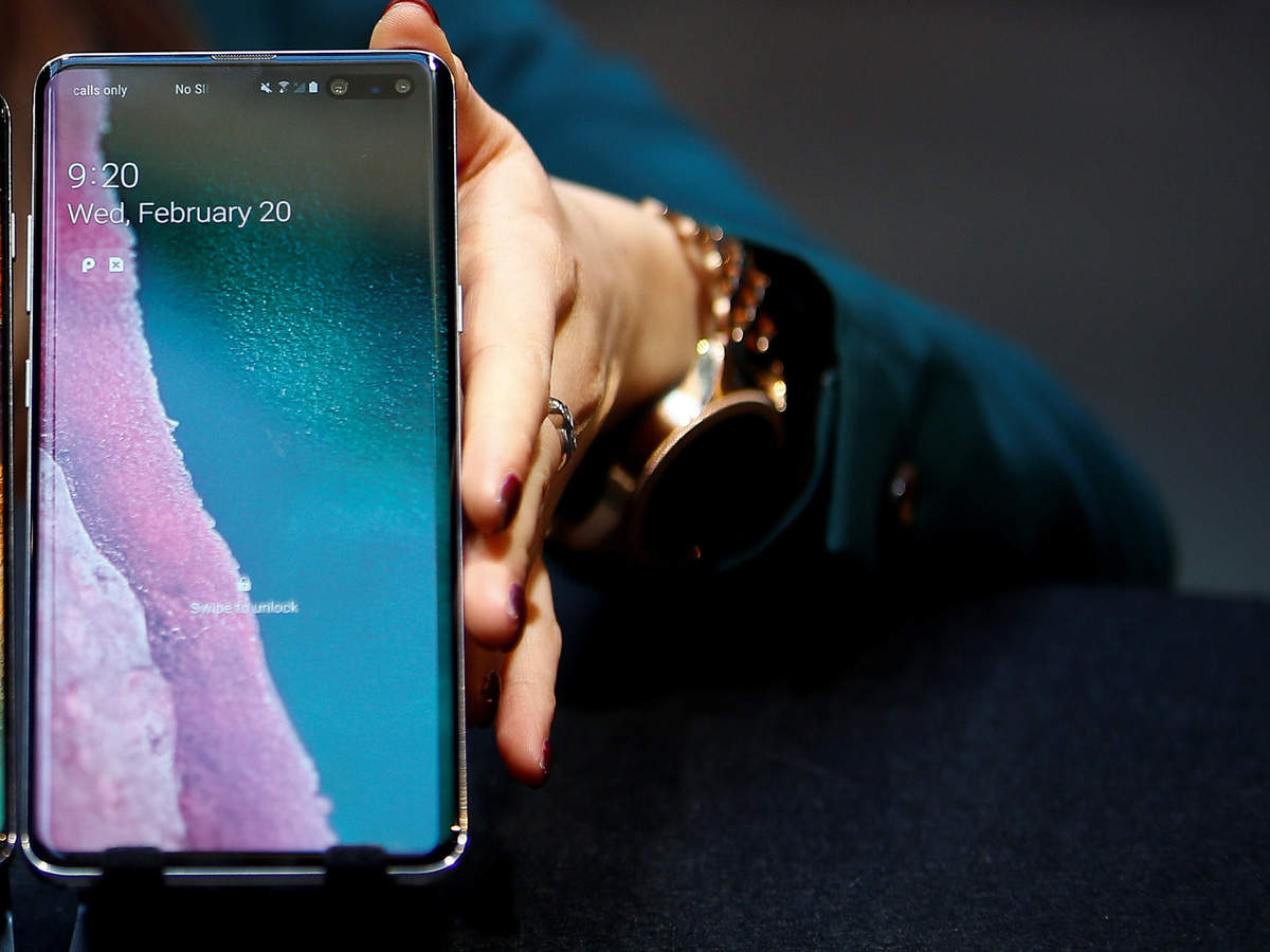 Front camera: Both Samsung Galaxy S10+ and Google Pixel 3 XL offer dual-front cameras