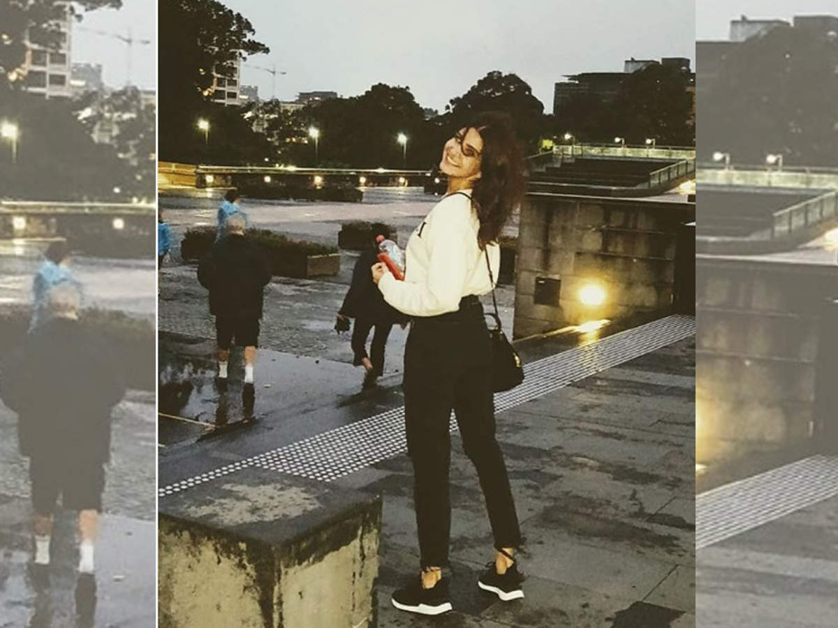 Video: Anushka Sharma#8217;s Leisurely Stroll through London#8217;s Streets  with Coffee in Hand - Anushka Sharma, Candid, Coffee Walks, Time, London,  Streets, Virat Kohli