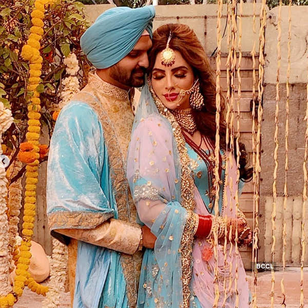 Inside photos from 'Pavitra Rishta' actress Mansi Sharma and Punjabi singer Yuvraj Hans' wedding