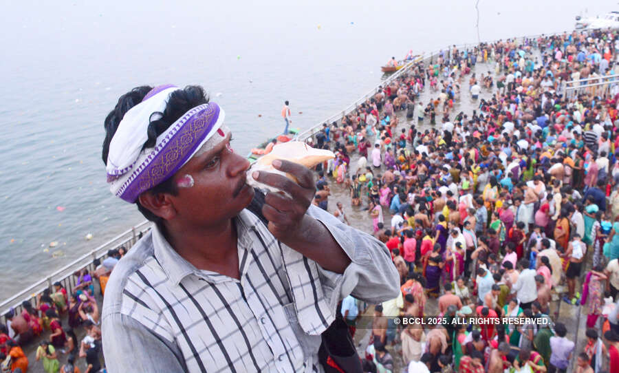 30 devotional photos from Maha Shivratri celebrations
