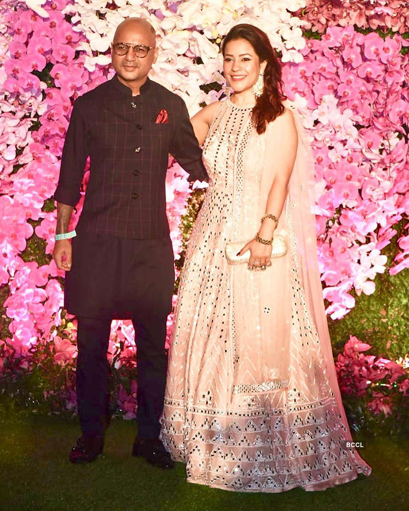 Newly-weds Akash Ambani and Shloka Mehta burn the dance floor as Maroon 5 performs