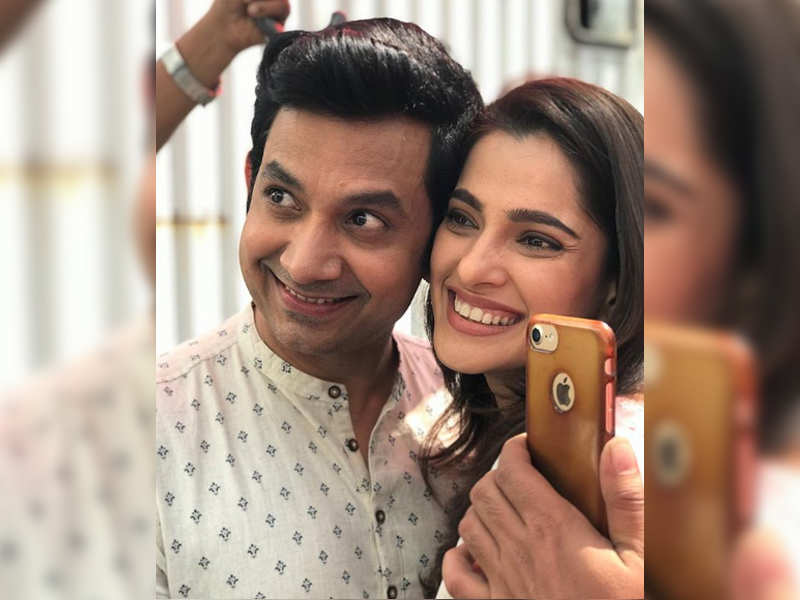 Umesh Kamat and Priya Bapat's loved-up picture will give you some relationship goals!