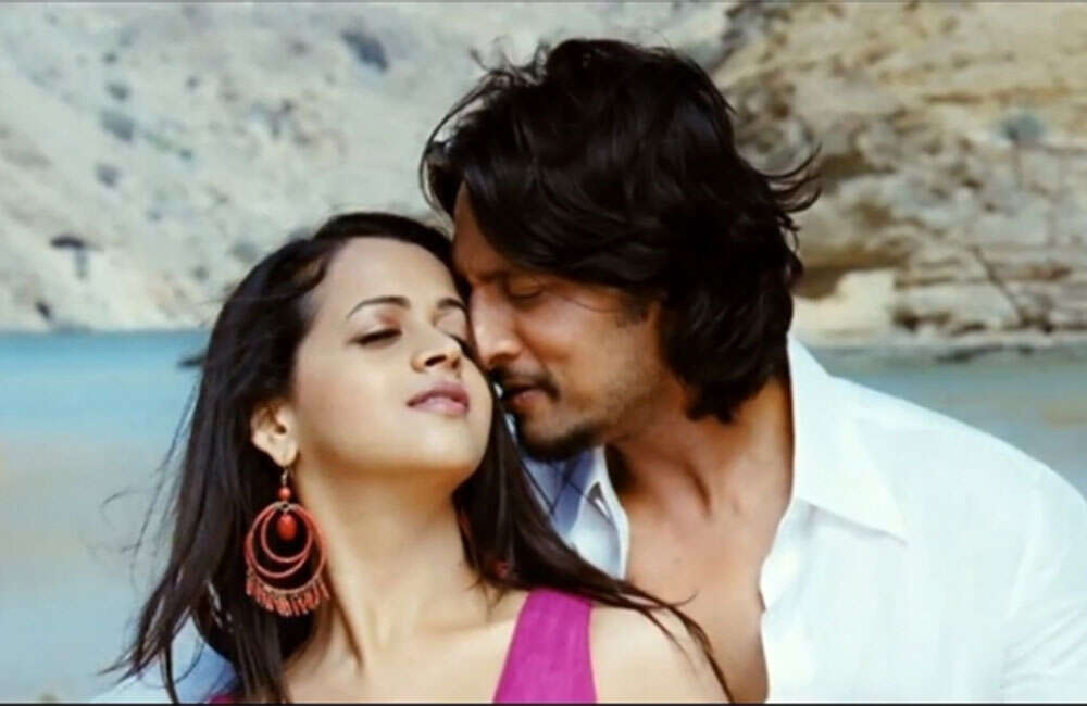 Iruttu-Araiyil-Murattu-Kaidhi4
