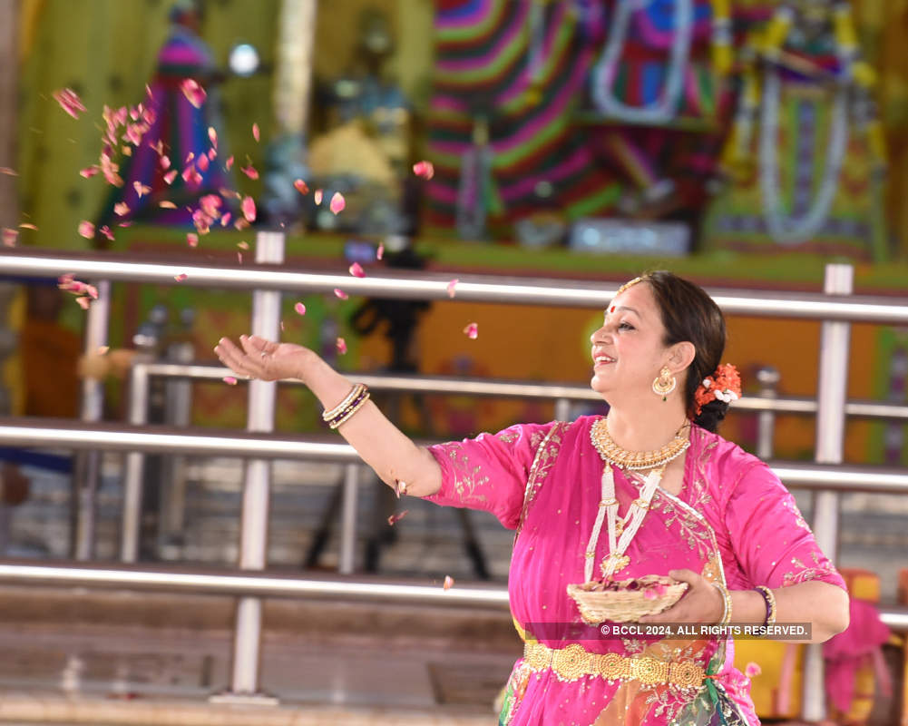 Fag Utsav begins with mesmerising floral dance