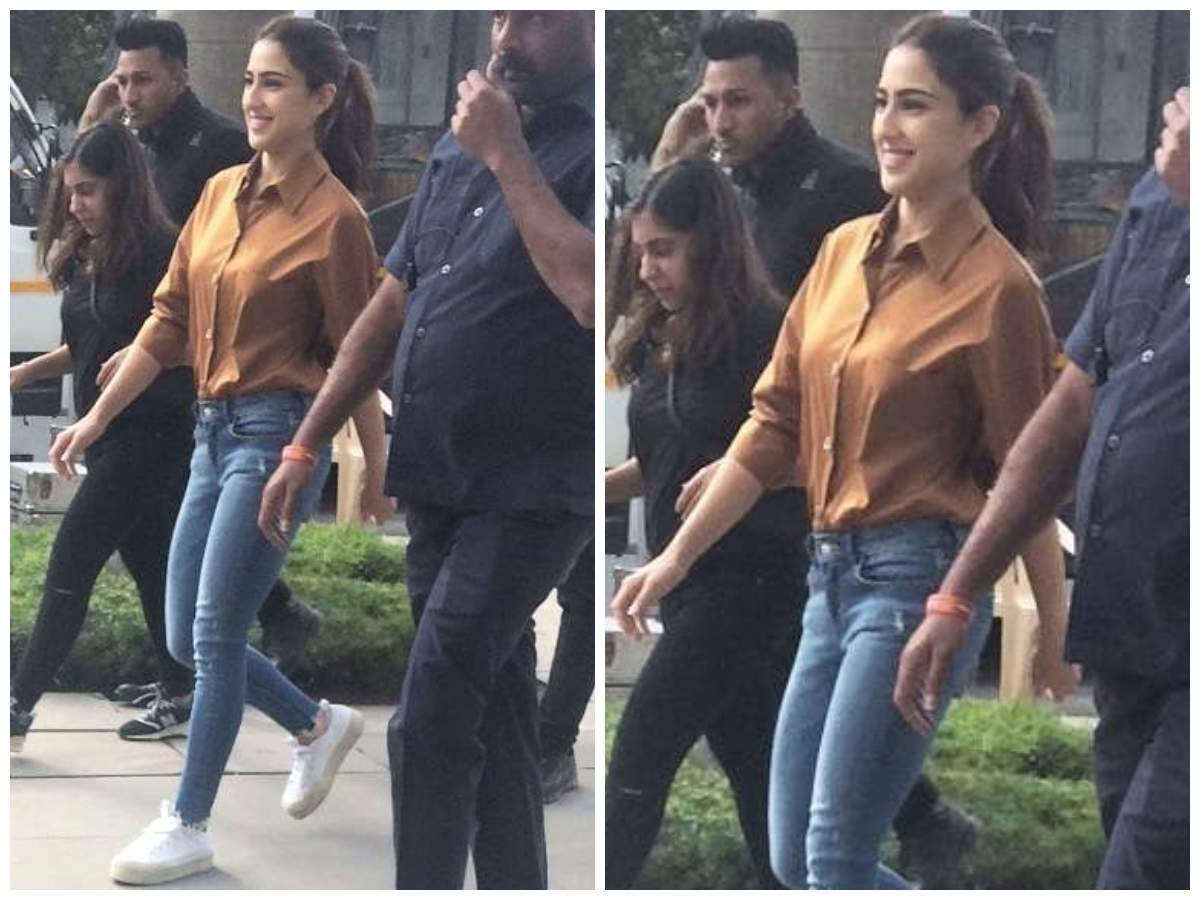 Photo Sara Ali Khan looks cool in her casuals on the sets of