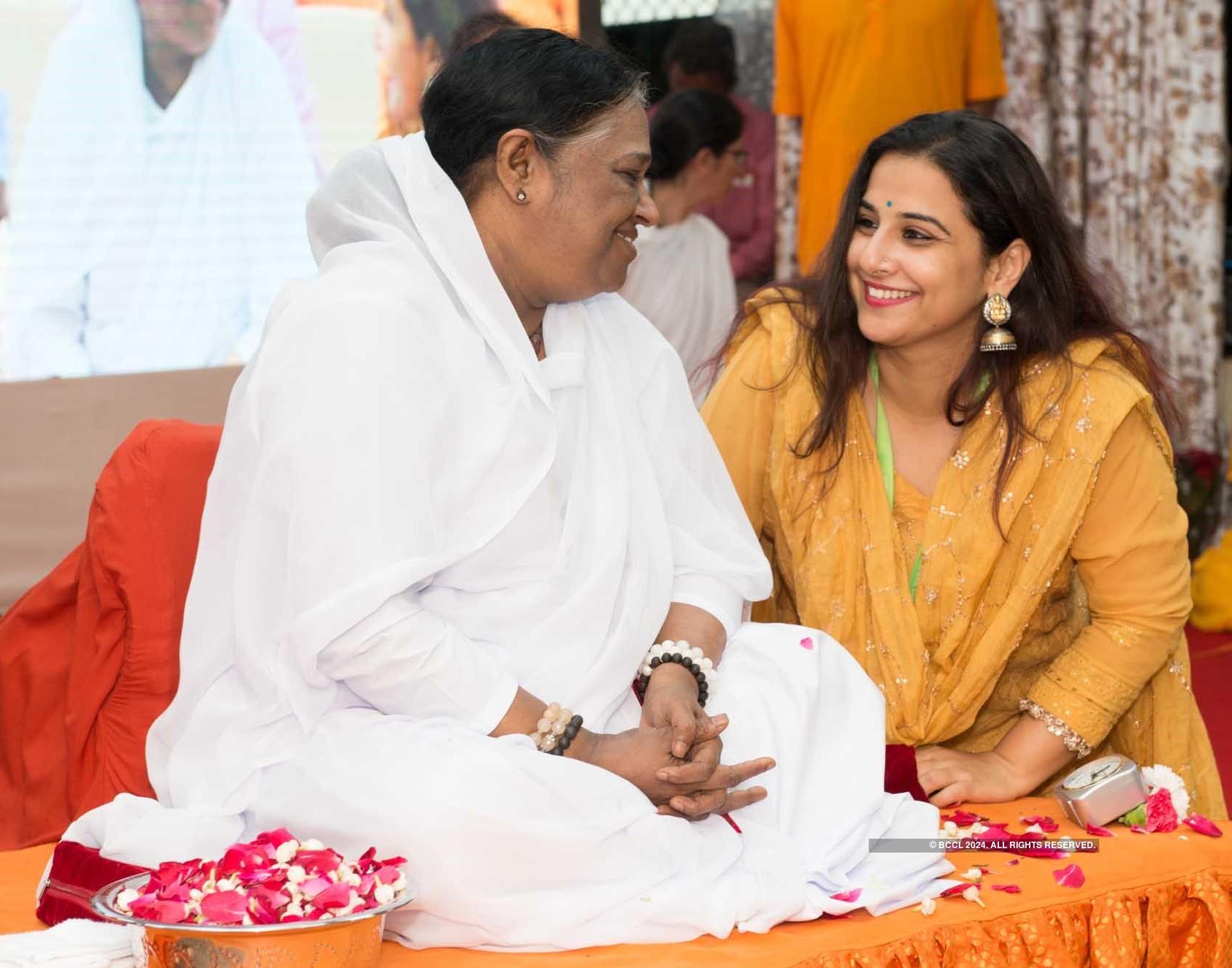 Vidya Balan visits Mata Amritanandamayi Ashram