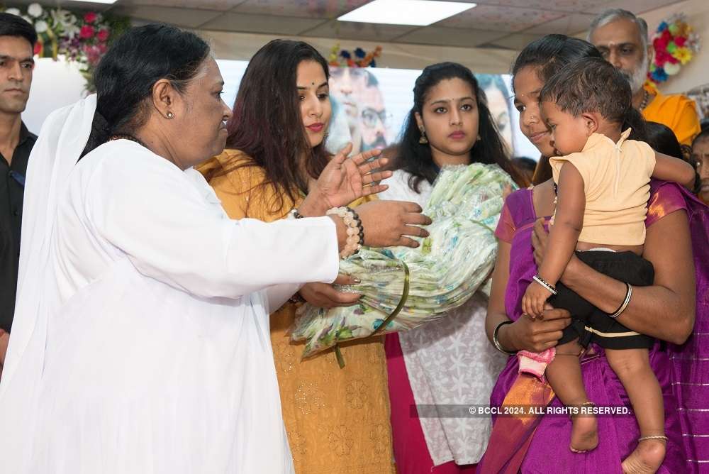 Vidya Balan visits Mata Amritanandamayi Ashram