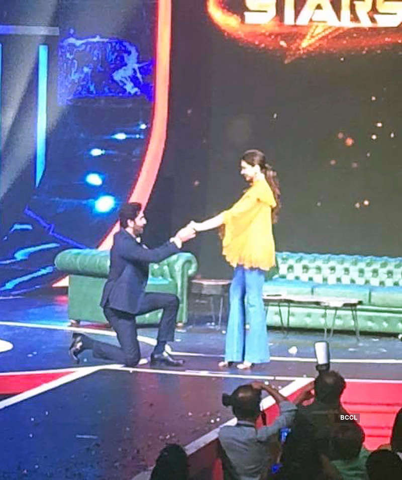 Pictures of Ranbir Kapoor and Deepika Padukone dancing on 'Balam Pichkari' go viral
