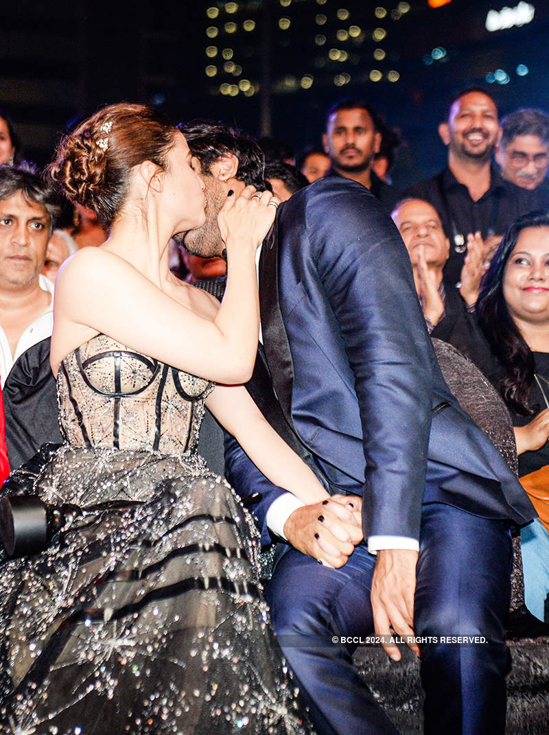 Kissing and hugging pictures of ex-flames Katrina, Ranbir & Deepika from Filmfare 2019 go viral