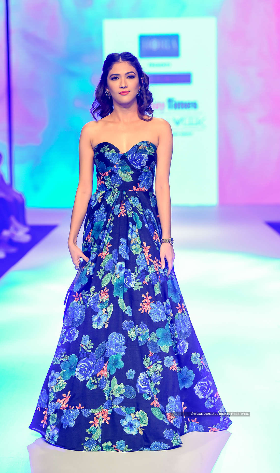 Divyanka Tripathi Dahiya turns showstopper for Victor Robinson at the Bombay Times Fashion Week