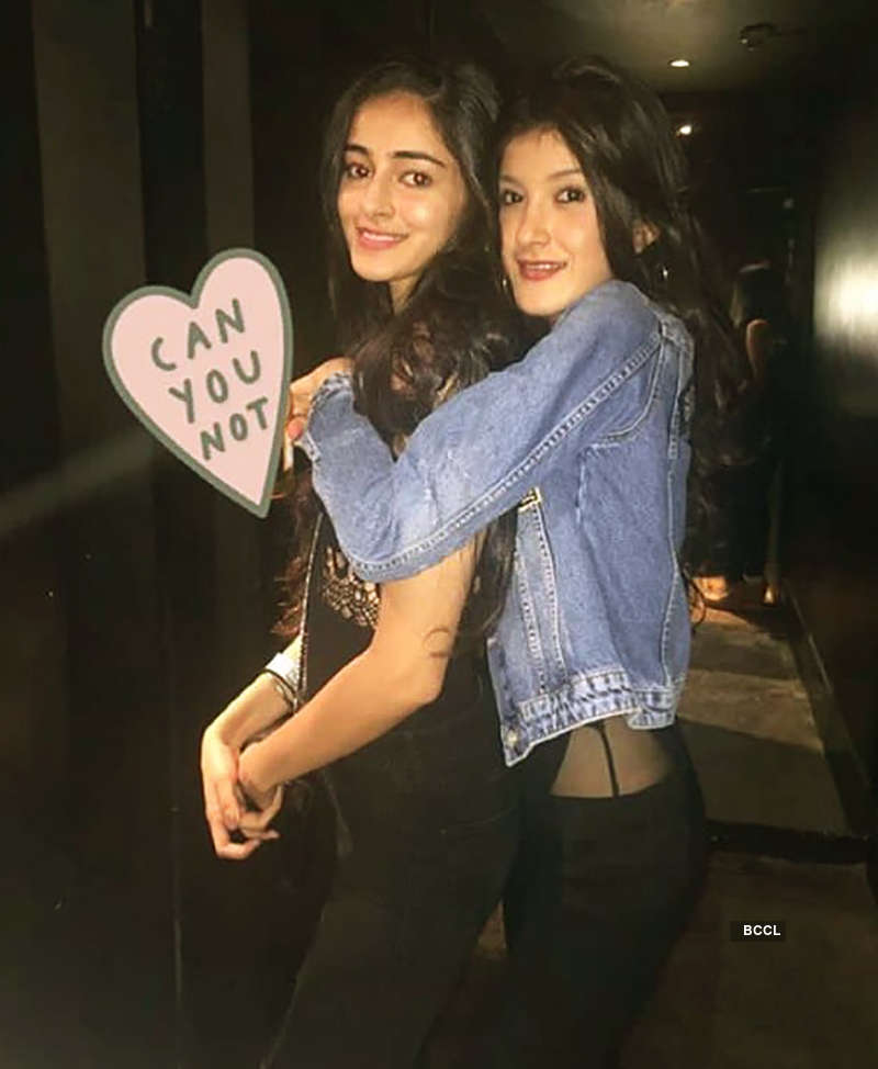 Shanaya Kapoor flaunts her toned abs in these new bewitching pictures in a crop top and denim shorts