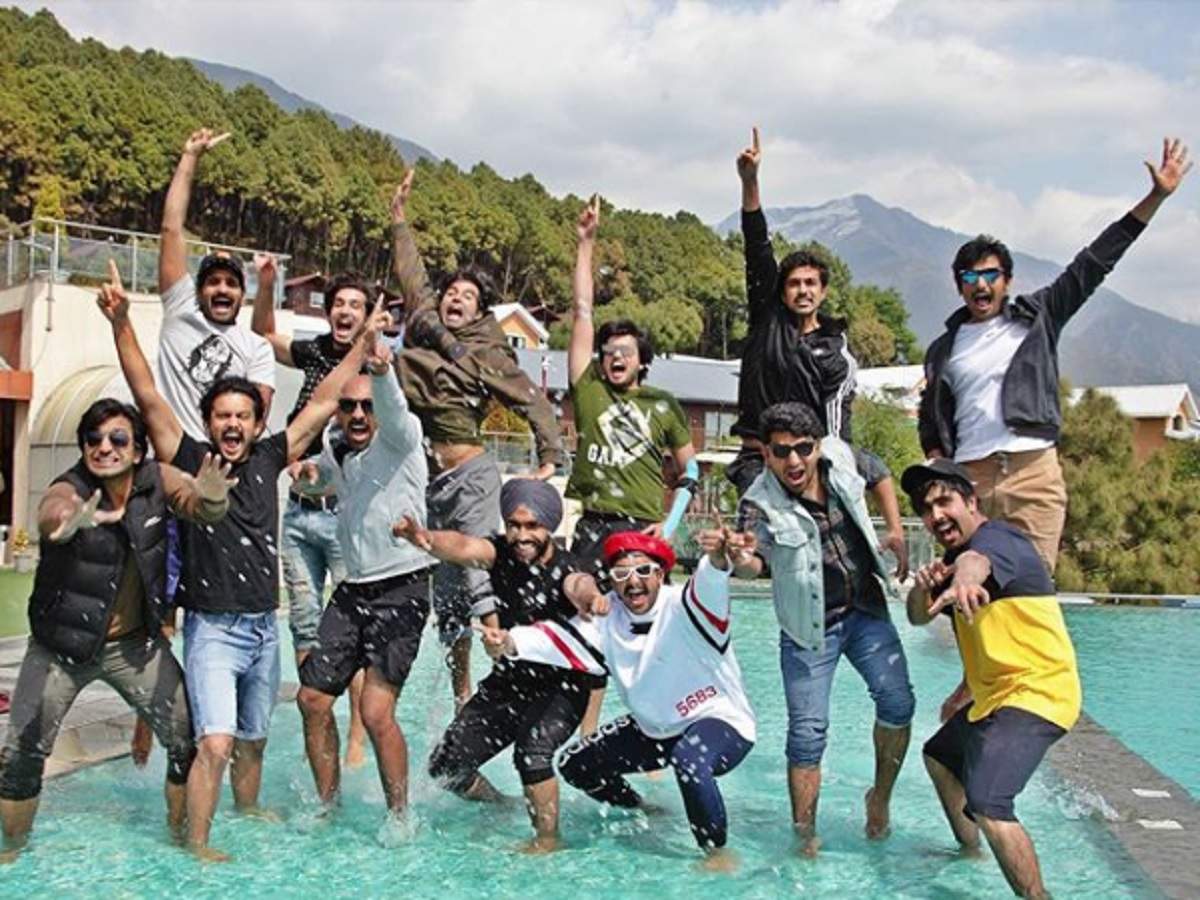'83': Ranveer Singh shares a picture with the team of his upcoming film