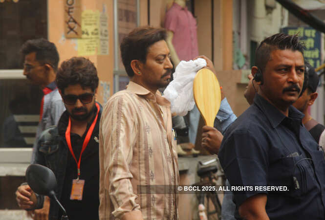   Irrfan Khan (green helmet) (1) "title =" Irrfan Khan (green helmet) (1) "/> </div>
<p> Irrfan Khan getting ready for filming in Udaipur<br />
 </p>
<div data-type=