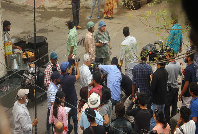   Irrfan Khan (green helmet) (2) "title =" Irrfan Khan (green helmet) (2) "/> </div>
<p>  Directed by Homi Adajania, the film stars Radhika Madan as the girl of # Irrfan in the film The shoot will start around 6 am on the first day and should continue for a few weeks in different parts of the city.<br />
 </p>
<div data-type=