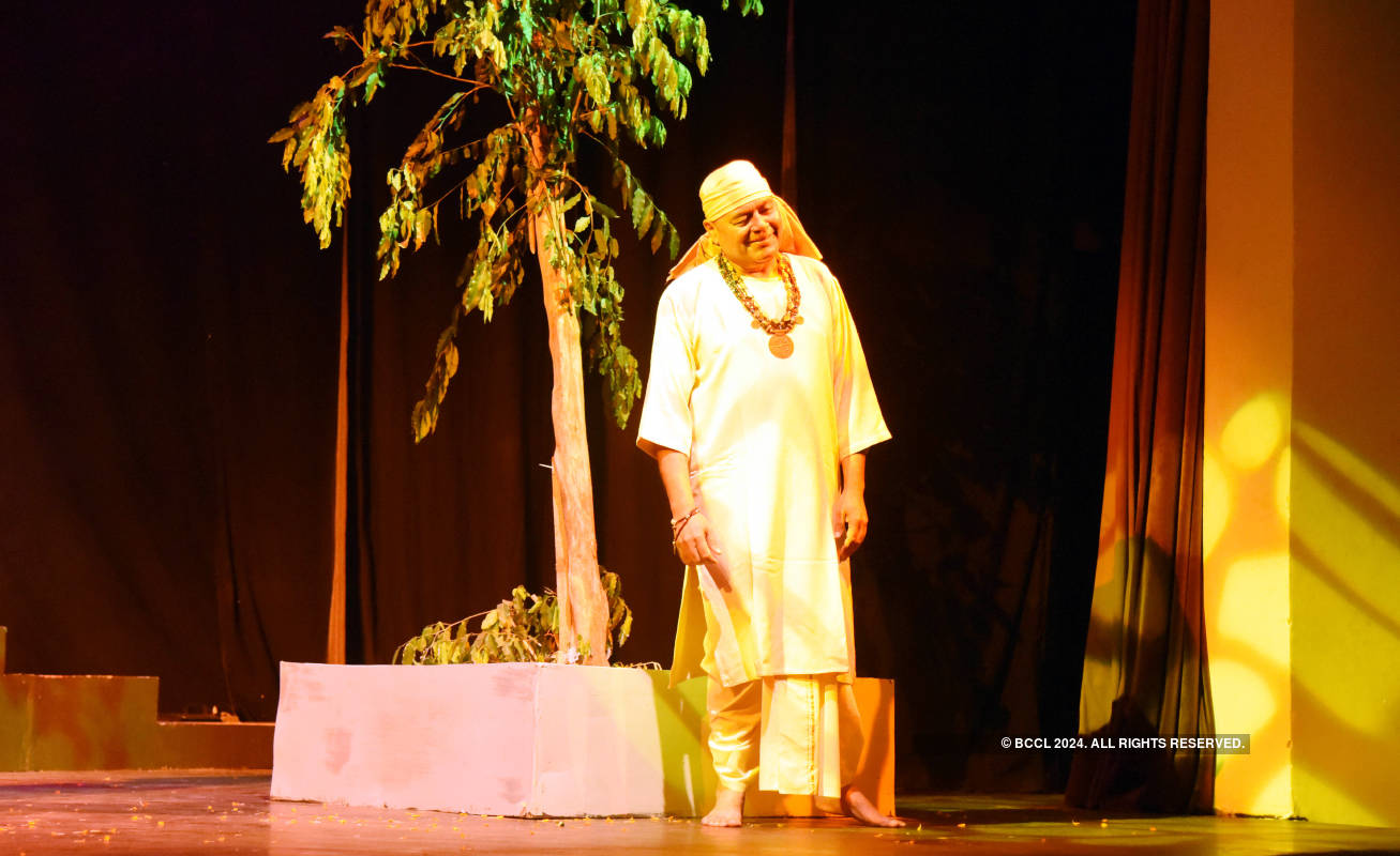 Tamasha Na Hua: A play