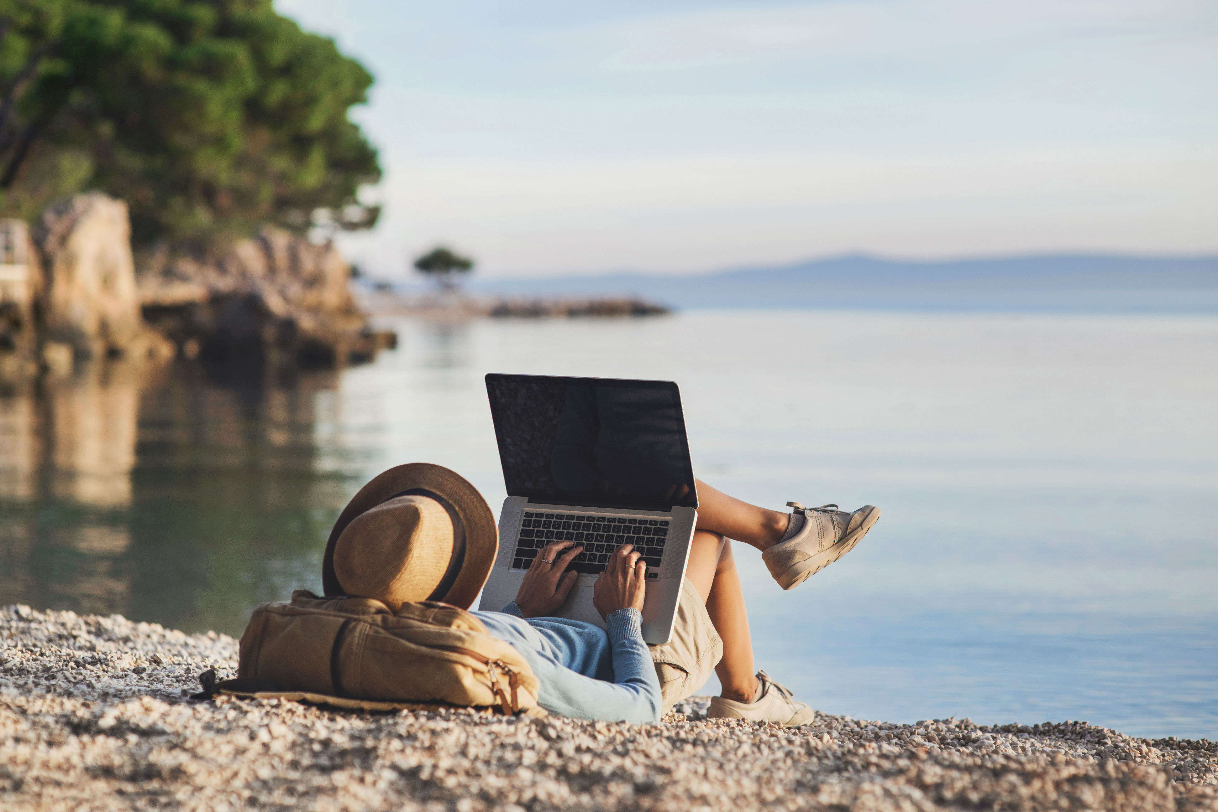 Интернет на время отпуска. С ноутом на пляже. С ноутбуком на море. С ноутбуком на пляже. Девушка с ноутбуком на берегу моря.