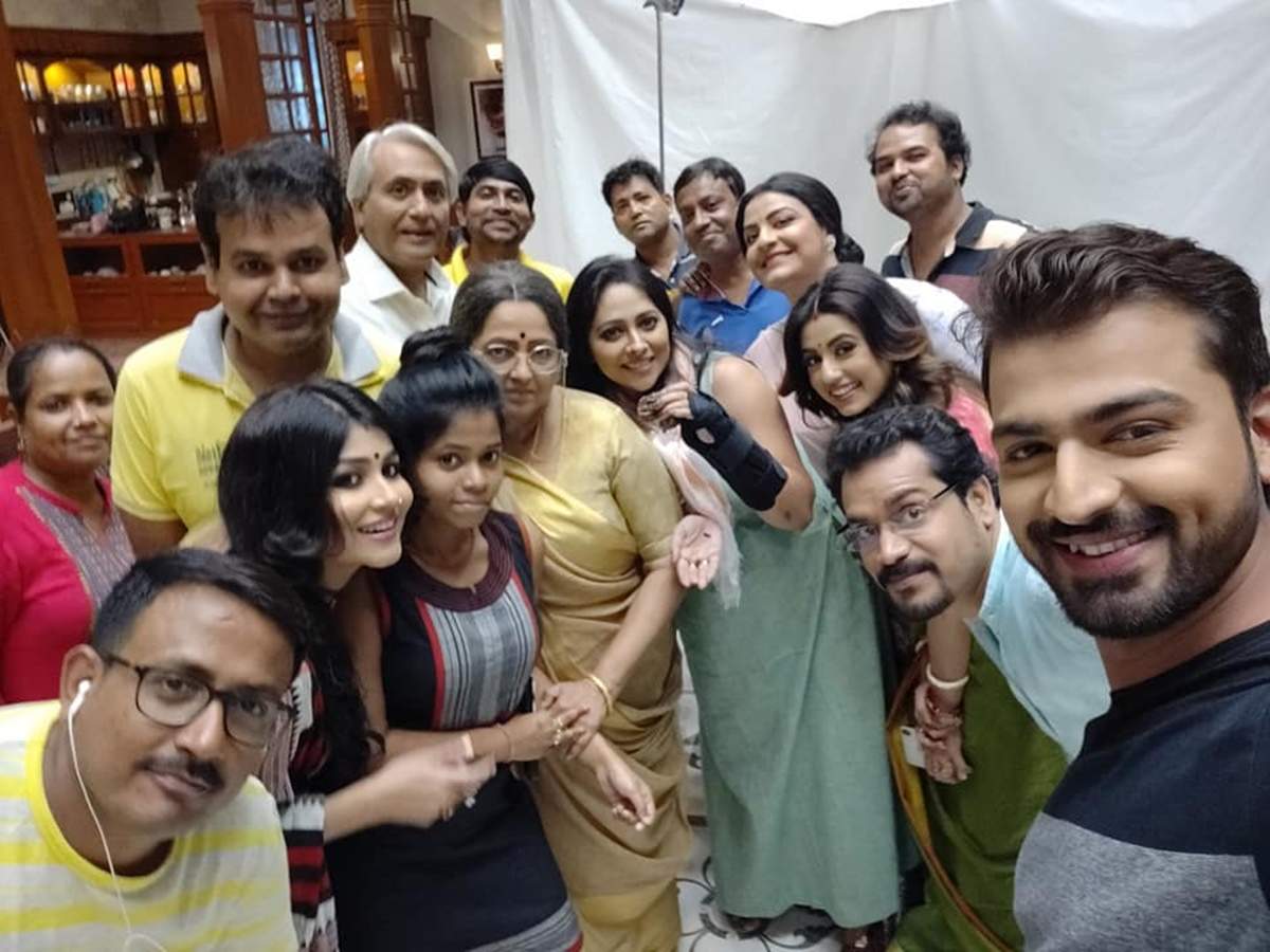 Birthday Girl Anjana Basu Has A Blast With Her Co-stars - Times Of India