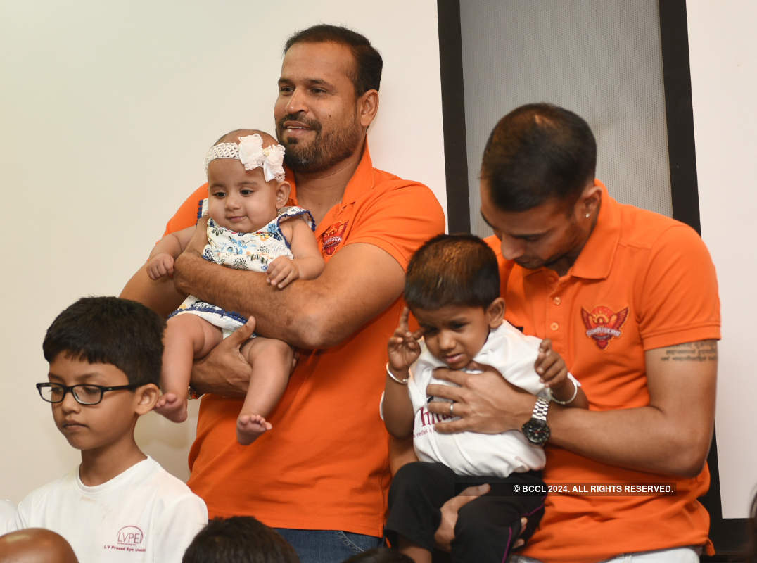 Sunrisers Hyderabad mentors unveil 'Whitathon' t-shirts