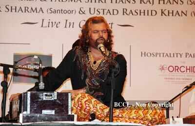 Hans Raj Hans performs at 'Divine Moments' concert at Nehru Centre ...