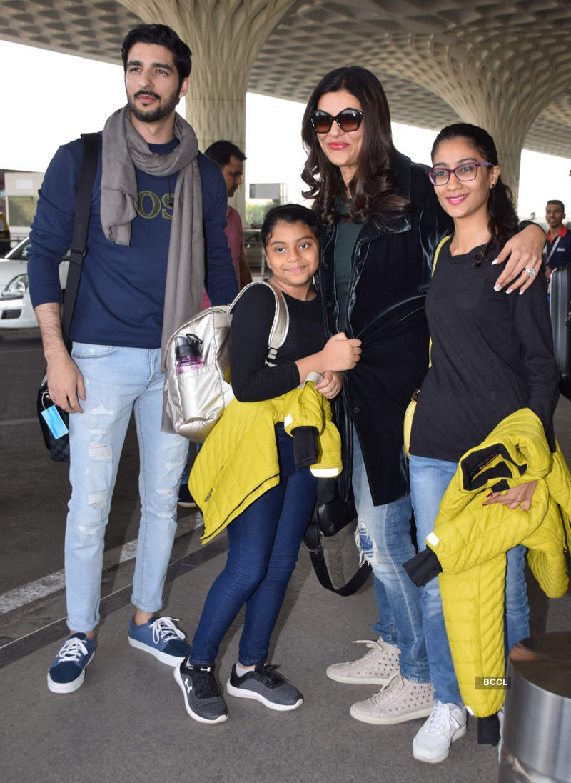 Sushmita Sen’s 'Family Selfie' with beau Rohman Shawl & daughters