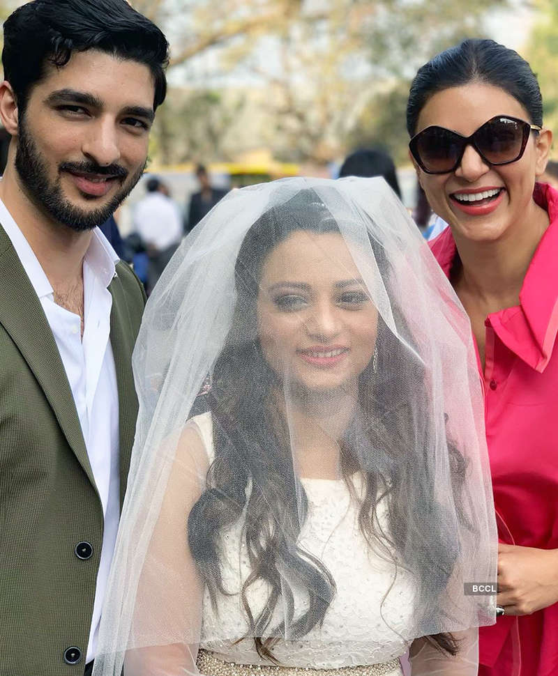 Sushmita Sen’s 'Family Selfie' with beau Rohman Shawl & daughters