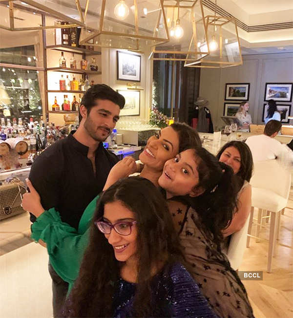 Sushmita Sen’s 'Family Selfie' with beau Rohman Shawl & daughters