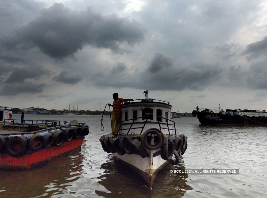 Cyclone Fani inches closer to Odisha, red alert sounded