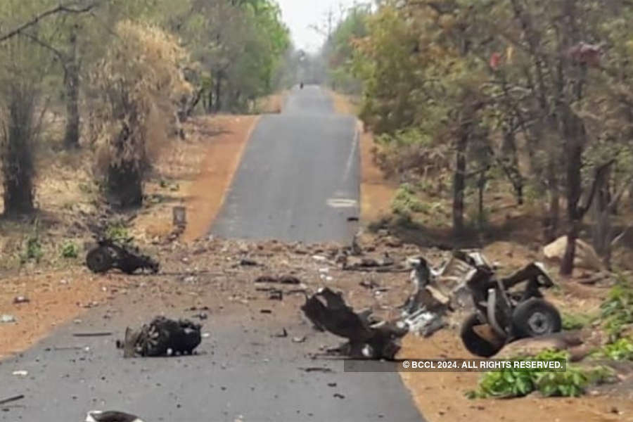 Naxals kill 15 security personnel, set ablaze 27 vehicles in Gadchiroli