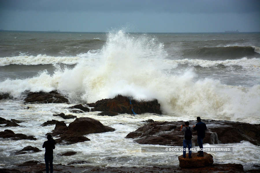 Cyclone Fani hits India's east coast; 1.2 million evacuated