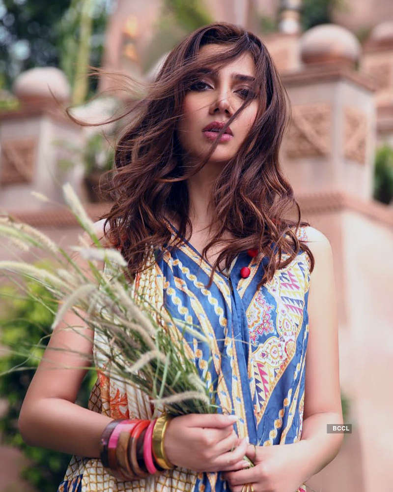 New pictures of Mahira Khan with beau spark engagement rumours