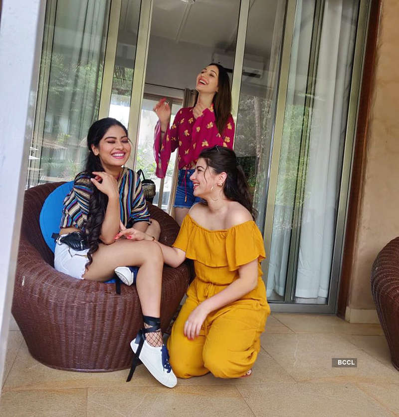 TV divas Anita Hassanandani, Aditi Bhatia & Krishna Mukherjee enjoy pool time in Goa