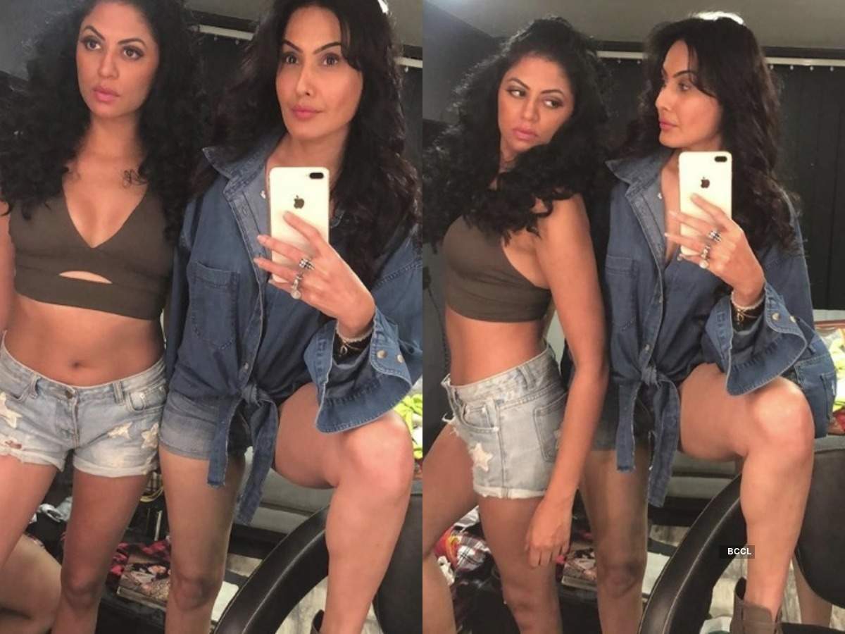 Kamya Punjabi and Kavita Kaushik share a hot mirror selfie, don denim shorts