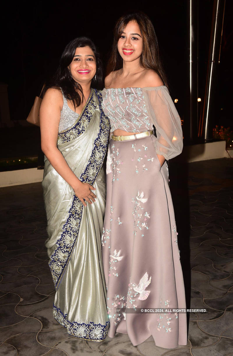 'Bigg Boss' Malayalam fame Pearle Maaney and Srinish Aravind's starry wedding reception