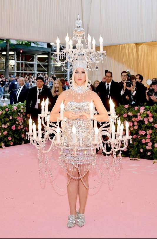   kat "title =" kat "/> </div>
<p>  Kacey Musgraves debuted at the Met Gala in a Jeremy Scott inspired Barbie Moschino look, including a hair dryer tip, and completed his look with Aldo heels and Forevermark diamonds.</p>
<div data-type=