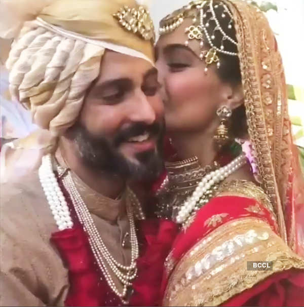 A look back at best wedding pictures of Sonam Kapoor & Anand Ahuja on their anniversary