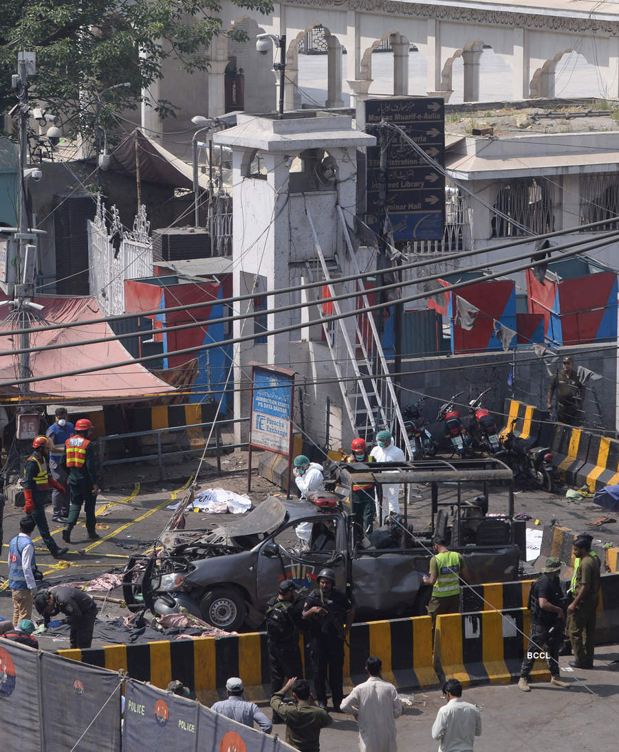 Pakistan: Suicide bombing outside shrine kills 10