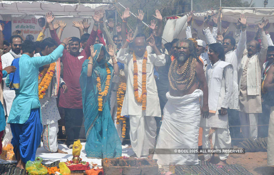 Sadhus hold roadshow in support of Digvijaya Singh