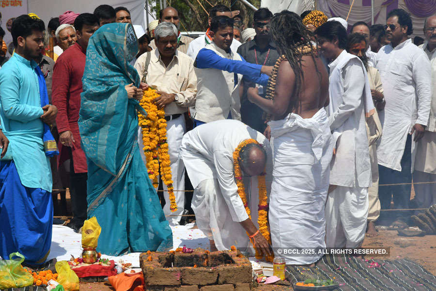 Sadhus hold roadshow in support of Digvijaya Singh