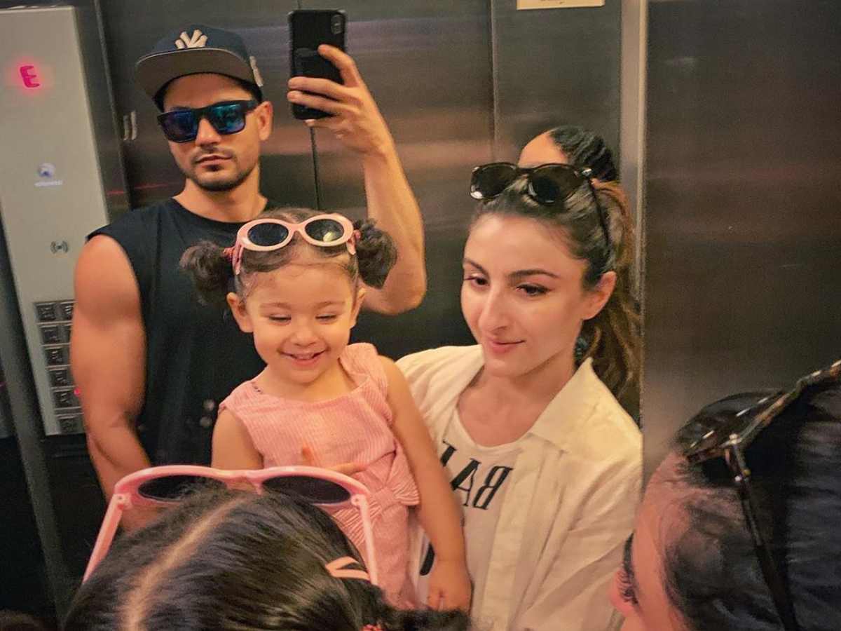 Kunal Khemu posses for a mirror selfie with wife Soha Ali Khan and daughter  Inaaya Khemu