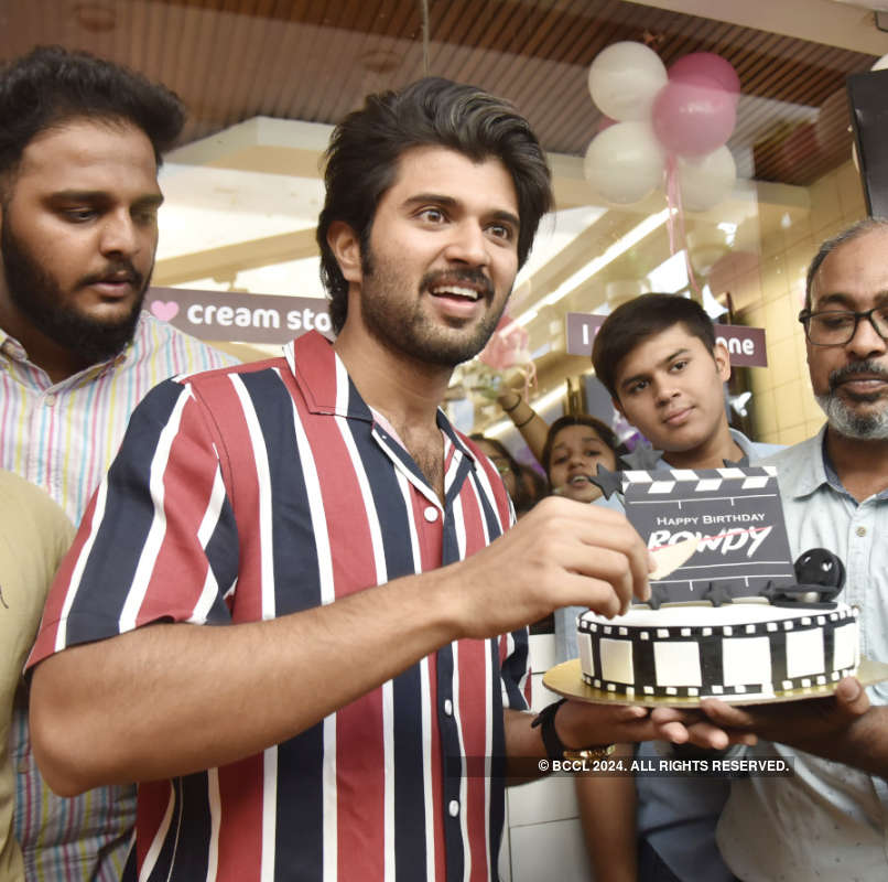 Vijay Devarakonda celebrates his birthday with fans