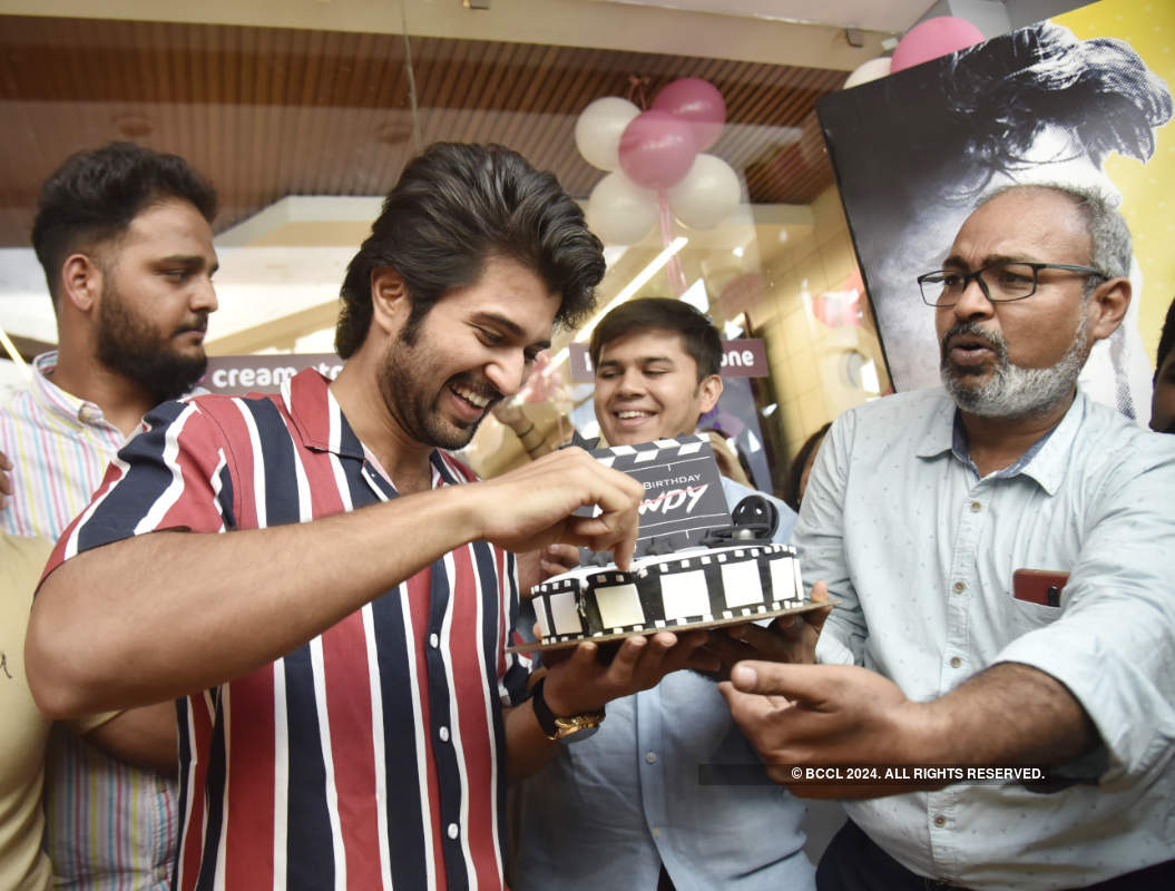 Vijay Devarakonda celebrates his birthday with fans