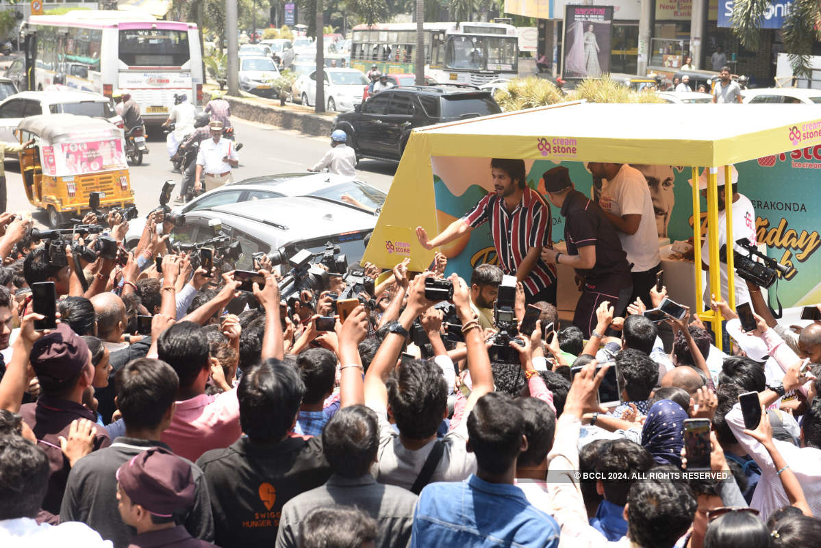 Vijay Devarakonda celebrates his birthday with fans